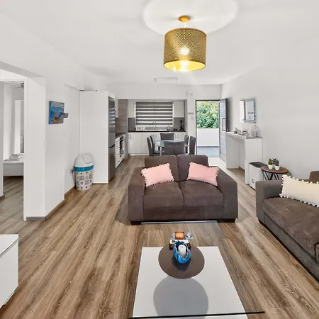 Sofia's Seaview Apartman *